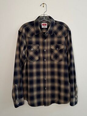 Men’s Wrangler Button Down Plaid Long Sleeve Shirt